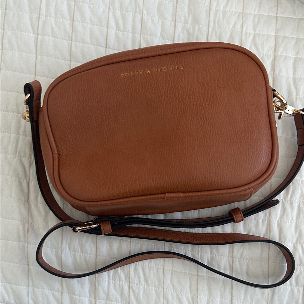 Poppy am Peonies 24/7 Crossbody Bag. Cognac.